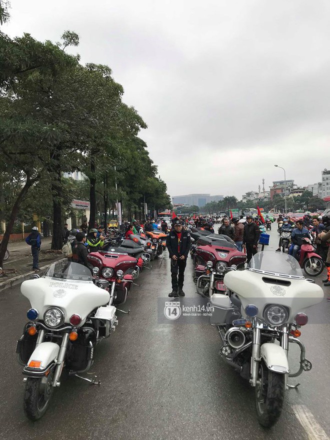 Người hâm mộ Việt Nam nhuộm đỏ sân bay Nội Bài Người hâm mộ Việt Nam nhuộm đỏ sân bay Nội Bài